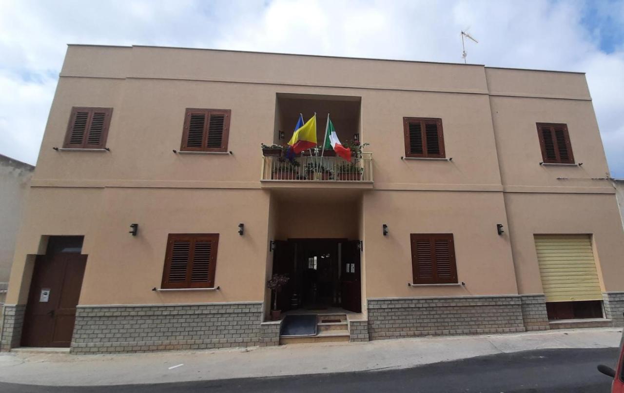 Albergo Bouganville Фавиняна Екстериор снимка