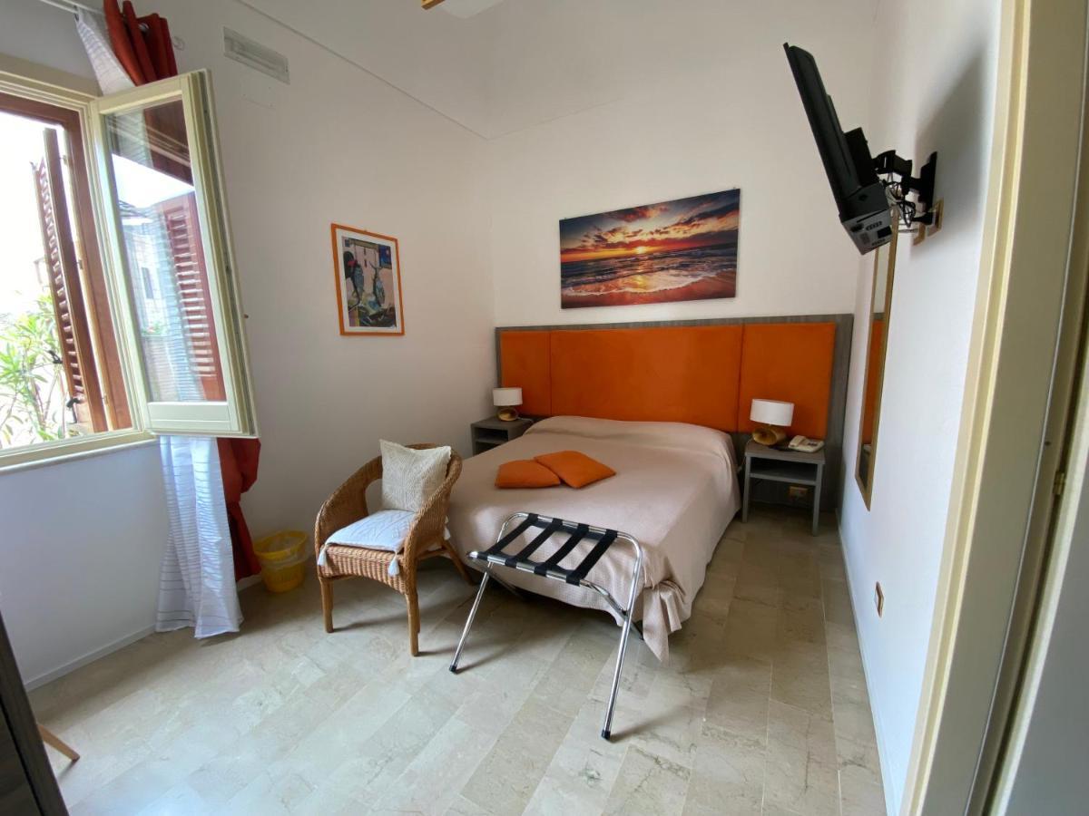 Albergo Bouganville Фавиняна Екстериор снимка