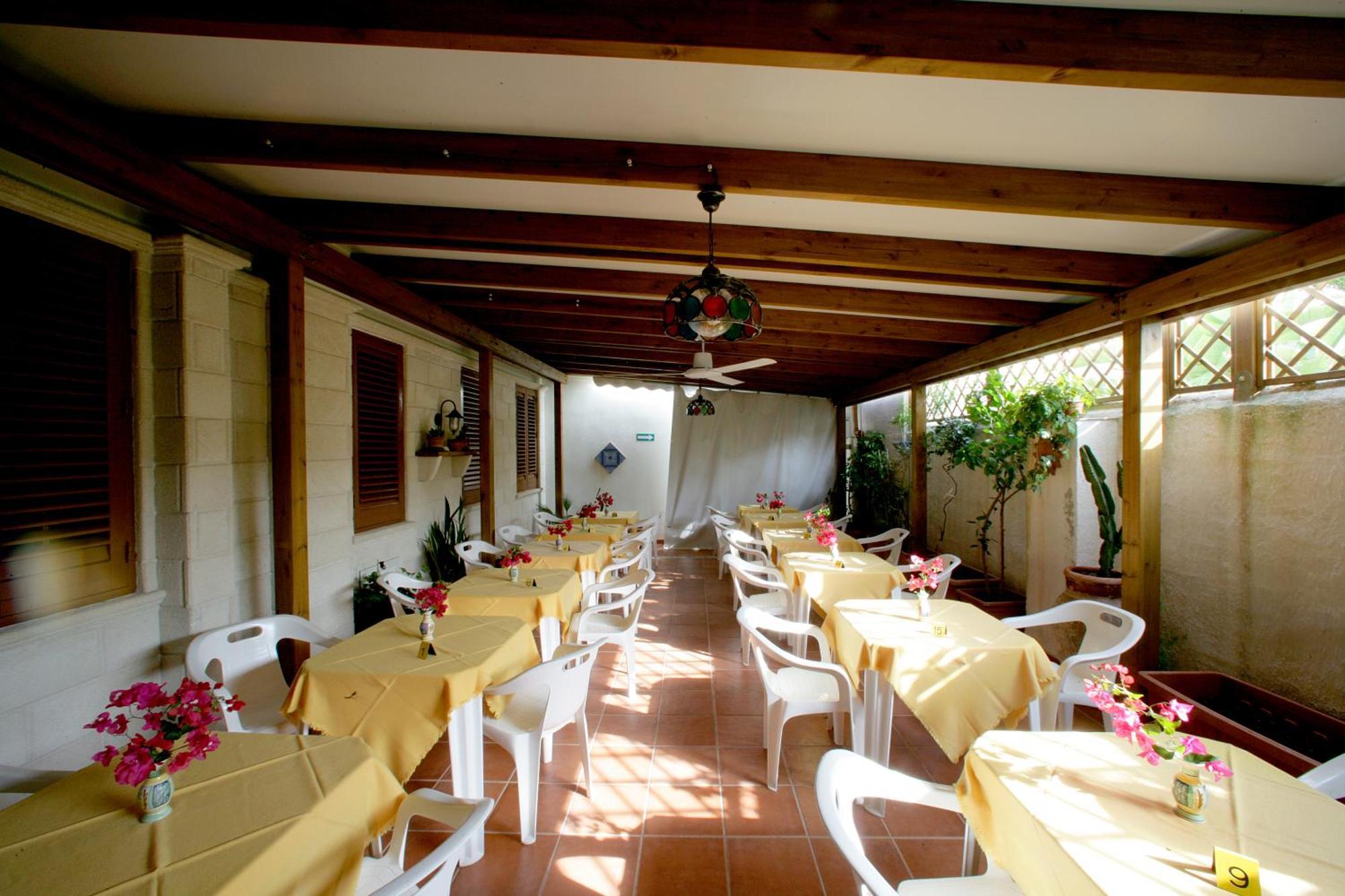 Albergo Bouganville Фавиняна Екстериор снимка