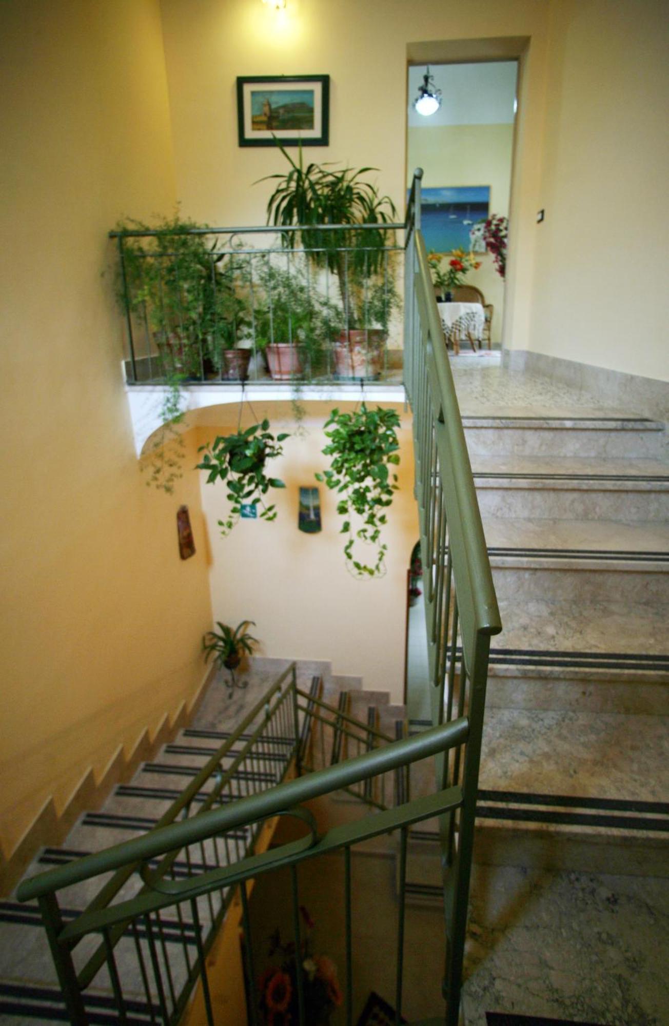 Albergo Bouganville Фавиняна Екстериор снимка